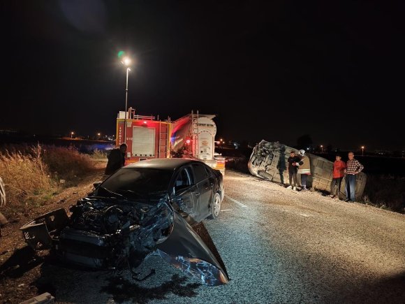 OTOMOBİLLE, MİNİBÜS ÇARPIŞTI: 3 YARALI