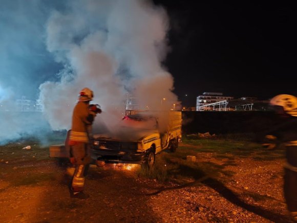 İSKENDERUN’DA PİKAP YANDI