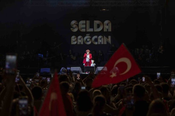 SELDA BAĞCAN, ’MERSİN GENÇLİK FESTİVALİ’ KAPSAMINDA SAHNE ALDI