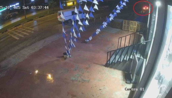 SÜRÜCÜSÜNÜN KONTROLÜNÜ KAYBETTİĞİ HAFİF TİCARİ ARACIN TAKLA ATARAK ŞARAMPOLE UÇTUĞU ANLAR KAMERADA