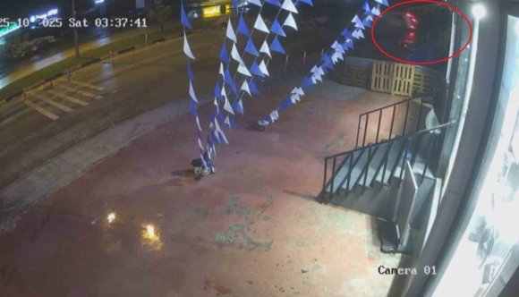 SÜRÜCÜSÜNÜN KONTROLÜNÜ KAYBETTİĞİ HAFİF TİCARİ ARACIN TAKLA ATARAK ŞARAMPOLE UÇTUĞU ANLAR KAMERADA