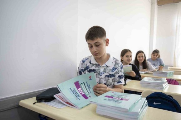 MERSİN’DE 5 BİN ÖĞRENCİYE ÜCRETSİZ KAYNAK KİTAP DAĞITILDI