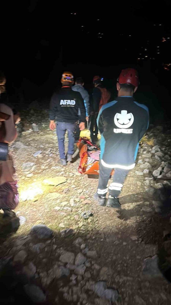 ANTALYA’DA DAĞLIK ALANDA MAHSUR KALAN UKRAYNALI KADIN KURTARILDI