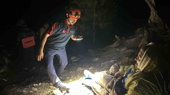 ANTALYA’DA DAĞLIK ALANDA MAHSUR KALAN UKRAYNALI KADIN KURTARILDI