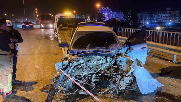 KAZADA MOTORU YERİNDEN FIRLAYAN OTOMOBİLİN SÜRÜCÜSÜ AĞIR YARALANDI