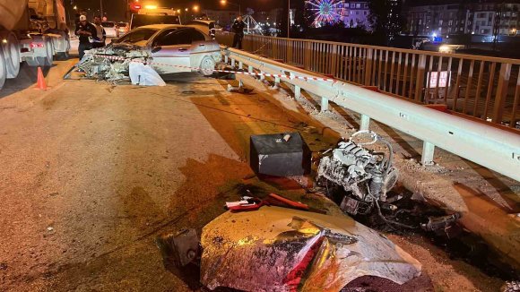 KAZADA MOTORU YERİNDEN FIRLAYAN OTOMOBİLİN SÜRÜCÜSÜ AĞIR YARALANDI