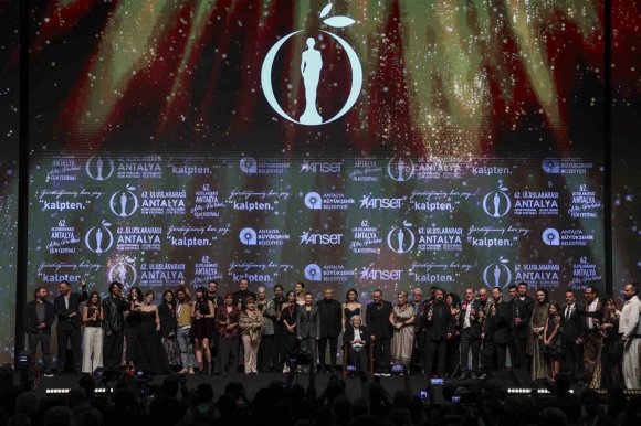 62. ALTIN PORTAKAL’A ‘TAVŞAN İMPARATORLUĞU’ 7 ÖDÜLLE DAMGA VURDU