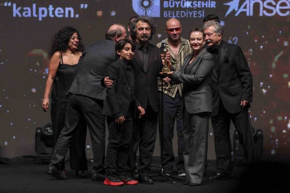 62. ALTIN PORTAKAL’A ‘TAVŞAN İMPARATORLUĞU’ 7 ÖDÜLLE DAMGA VURDU