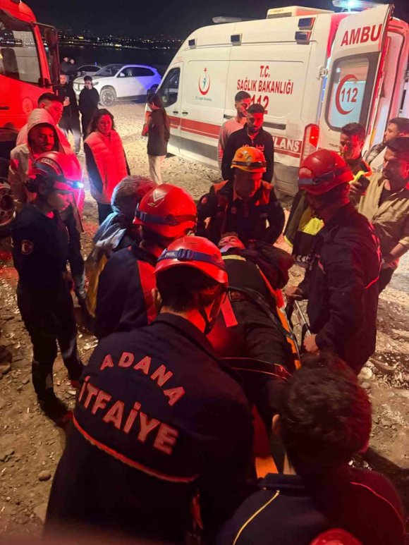 OTOMOBİL DEVRİLDİ: SÜRÜCÜ HALAT YARDIMIYLA KURTARILDI