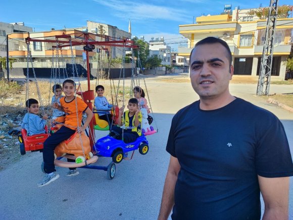 KENDİ ÇOCUKKEN HİÇ BİNMEDİ: MAHALLE MAHALLE GEZEREK ÇOCUKLARI DÖNME DOLABINA BİNDİRİYOR