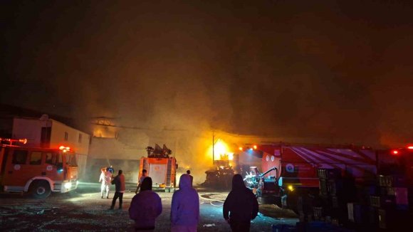 ANTALYA’DA PAKETLEME FABRİKASI ALEV ALEV YANDI