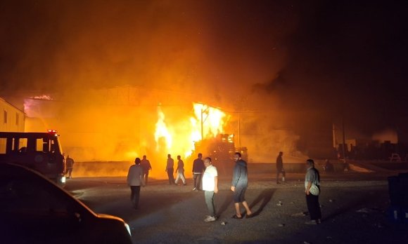 ANTALYA’DA PAKETLEME FABRİKASI ALEV ALEV YANDI