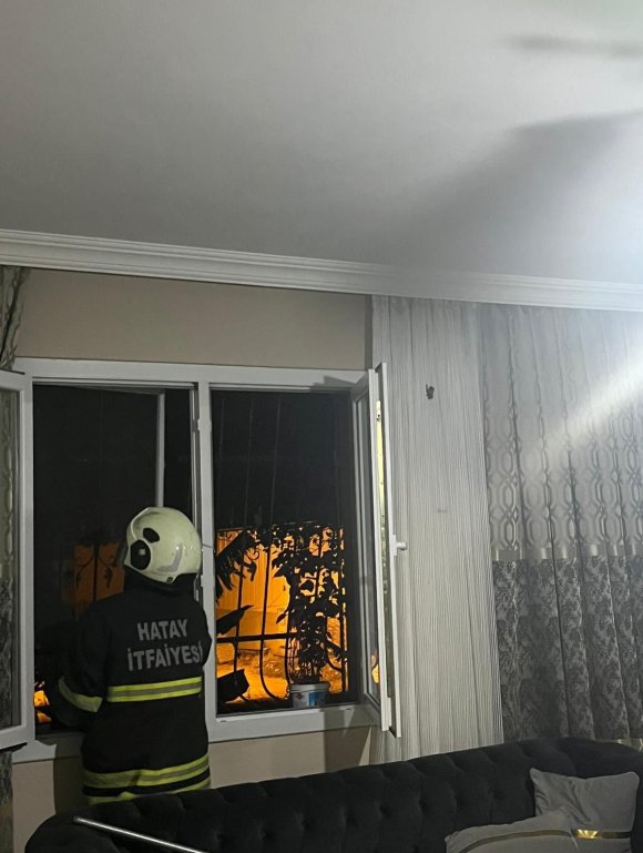 ARSUZ’DA EVE GİREN YARASAYI İTFAİYE YAKALADI