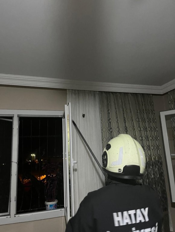 ARSUZ’DA EVE GİREN YARASAYI İTFAİYE YAKALADI