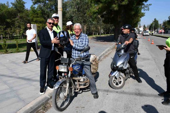 DÖRTYOL’DA POLİS EKİPLERİ, MOTOSİKLET SÜRÜCÜLERİNE KASK DAĞITTI