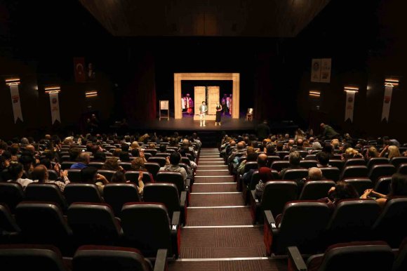 MERSİN’İN ’EYVAH NADİR’ OYUNU İSTANBUL’DA BEĞENİ TOPLADI