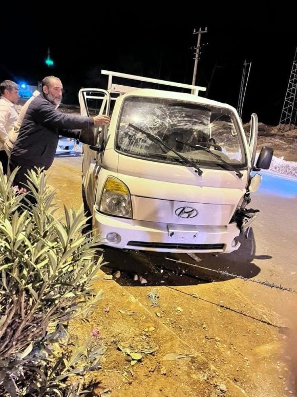 KAMYONET İLE OTOMOBİL ÇARPIŞTI: 4 YARALI