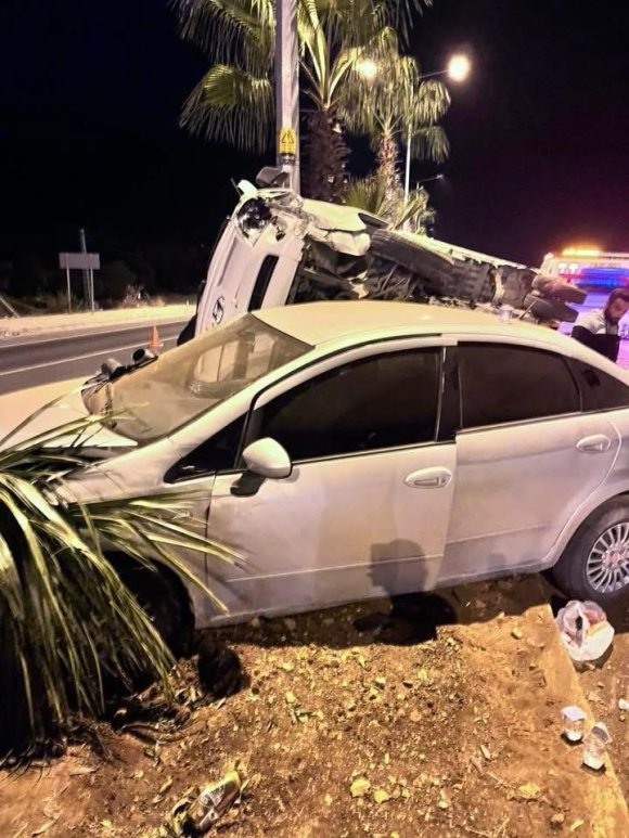 KAMYONET İLE OTOMOBİL ÇARPIŞTI: 4 YARALI