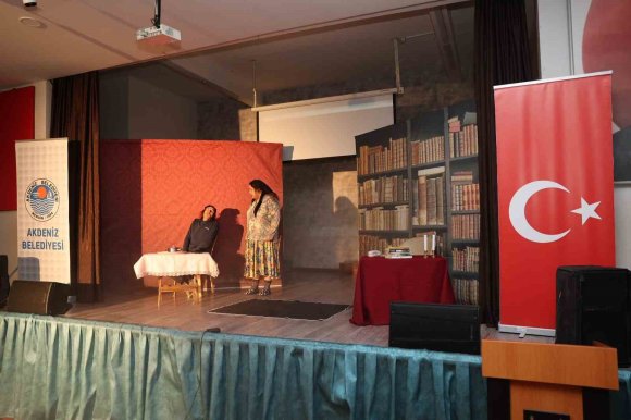 MERSİN’DE GENÇLER MADDE BAĞIMLILIĞINA KARŞI TİYATRO İLE BİLİNÇLENİYOR