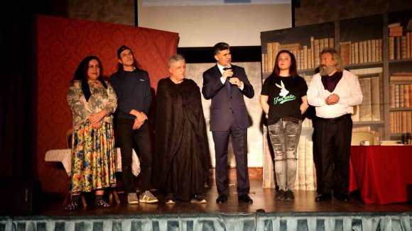 MERSİN’DE GENÇLER MADDE BAĞIMLILIĞINA KARŞI TİYATRO İLE BİLİNÇLENİYOR