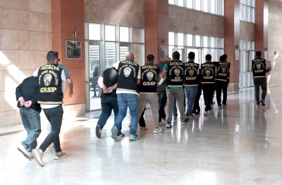 ANTALYA’DA İŞ YERİNE ZARAR VEREN 10 ŞAHIS TUTUKLANDI