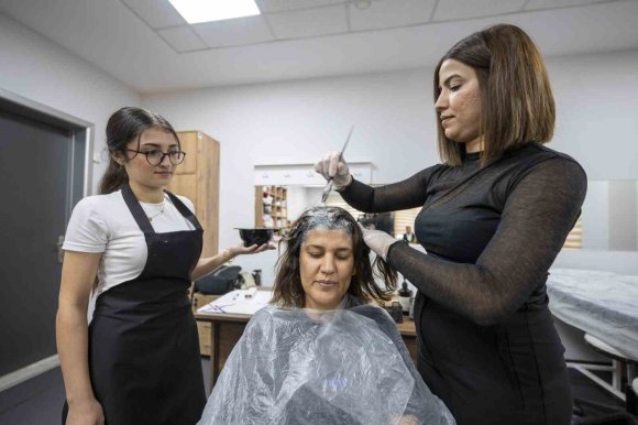 MERSİN’DE MERCEK’İN SAÇ RENKLENDİRME KURSU YOĞUN İLGİ GÖRÜYOR