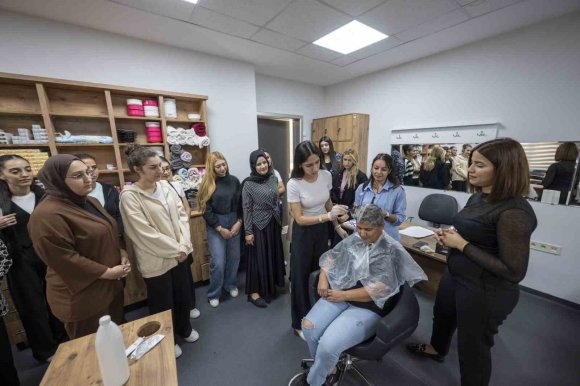 MERSİN’DE MERCEK’İN SAÇ RENKLENDİRME KURSU YOĞUN İLGİ GÖRÜYOR