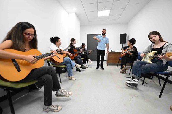 MERSİN’DE ÜCRETSİZ ENSTRÜMAN KURSLARINA YOĞUN İLGİ