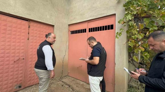 OBRUKLARIN OLUŞTUĞU, DUVARLARIN ÇATLADIĞI EĞİRDİR’DE AFAD İNCELEMELERİ SÜRÜYOR