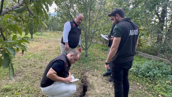 OBRUKLARIN OLUŞTUĞU, DUVARLARIN ÇATLADIĞI EĞİRDİR’DE AFAD İNCELEMELERİ SÜRÜYOR