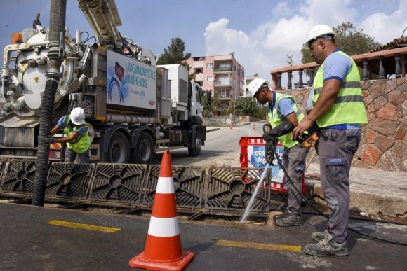 MESKİ’DEN YAĞIŞLARA KARŞI TEMİZLİK VE ÖNLEM MESAİSİ