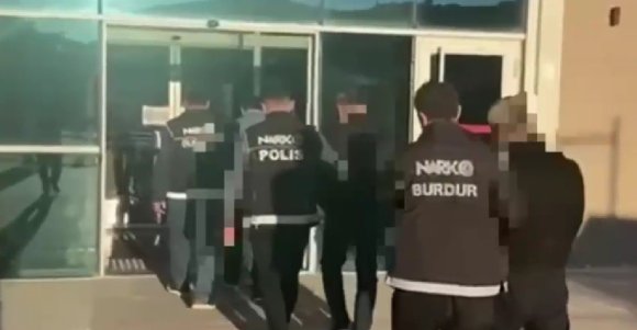 BURDUR’DA 36 KİLO SKUNK MADDESİ ELE GEÇİRİLDİ, OPERASYON GÖRÜNTÜLÜLERİ FİLM SAHNELERİNİ ARATMADI