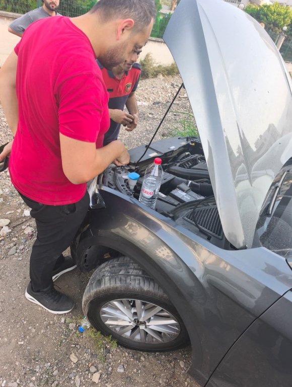 ARSUZ’DA ARACIN KAPUTUNA GİREN KEDİYİ İTFAİYE KURTARDI