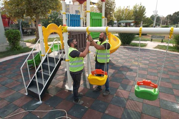 AKDENİZ’İN PARKLARINDA YENİLEME ÇALIŞMALARI DEVAM EDİYOR