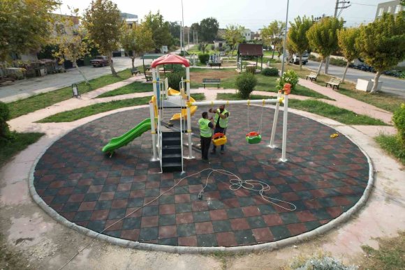AKDENİZ’İN PARKLARINDA YENİLEME ÇALIŞMALARI DEVAM EDİYOR