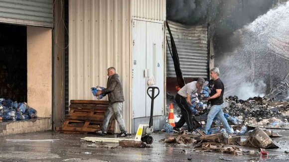 ADANA’DA HIRDAVAT DÜKKANINDA ÇIKAN YANGIN, KONTROL ALTINA ALINDI