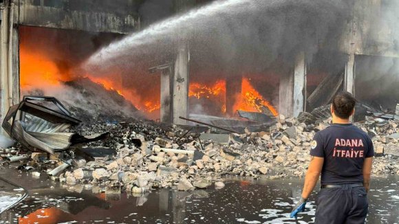 ADANA’DA HIRDAVAT DÜKKANINDA ÇIKAN YANGIN, KONTROL ALTINA ALINDI
