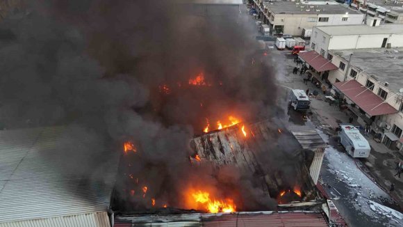 HIRDAVAT DÜKKANINDA ÇIKAN YANGINI SÖNDÜRME ÇALIŞMALARI DEVAM EDİYOR: YANGIN, HAVADAN GÖRÜNTÜLENDİ
