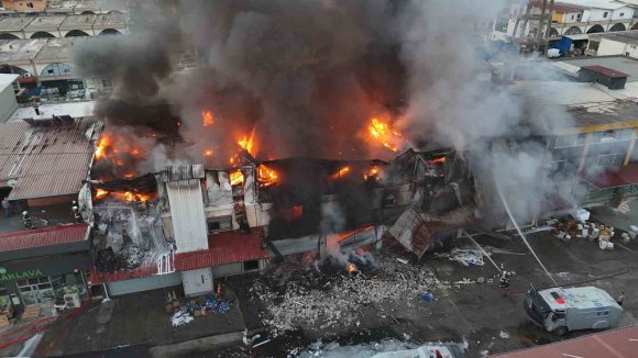 HIRDAVAT DÜKKANINDA ÇIKAN YANGINI SÖNDÜRME ÇALIŞMALARI DEVAM EDİYOR: YANGIN, HAVADAN GÖRÜNTÜLENDİ