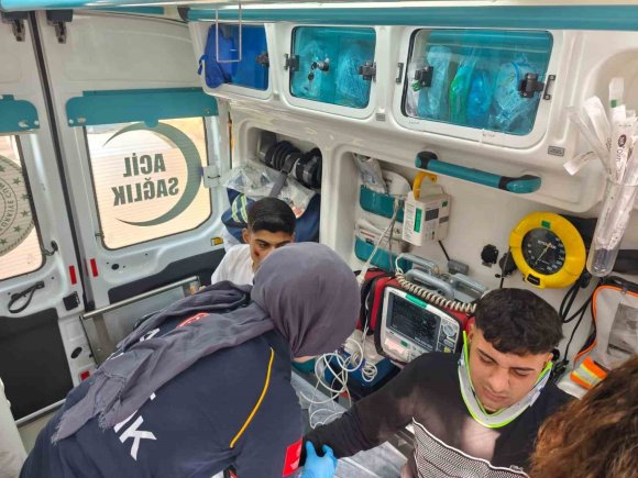 UÇURUMDAN YUVARLANAN MOTOSİKLETTEKİ 2 KİŞİ YARALANDI