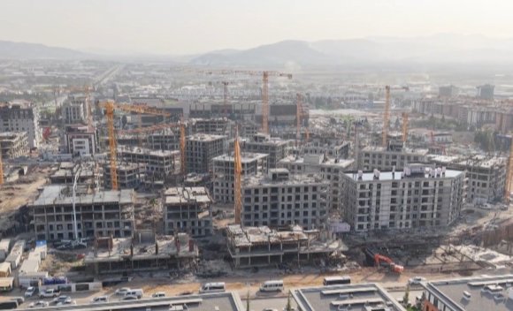 ONİKİŞUBAT STADYUMU’NUN YERİNE DEPREM KONUTLARI YÜKSELİYOR