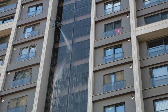 ADANA’DA CAM TEMİZLİĞİNE YENİ SOLUK: DRONLAR CAMCI OLDU