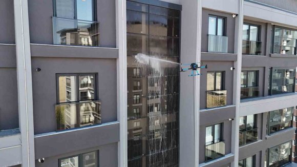 ADANA’DA CAM TEMİZLİĞİNE YENİ SOLUK: DRONLAR CAMCI OLDU