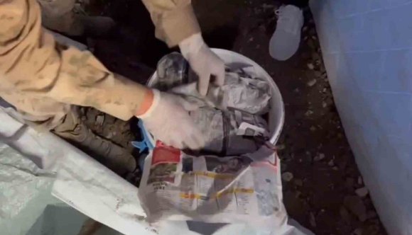 PES DEDİRTEN UYANIKLIK, UYUŞTURUCU BULUNAN KOVAYI DEPREM ÇADIRININ İÇERİSİNDE TOPRAĞA GÖMDÜ