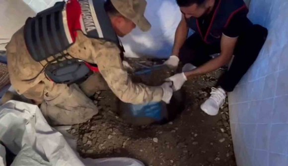 PES DEDİRTEN UYANIKLIK, UYUŞTURUCU BULUNAN KOVAYI DEPREM ÇADIRININ İÇERİSİNDE TOPRAĞA GÖMDÜ