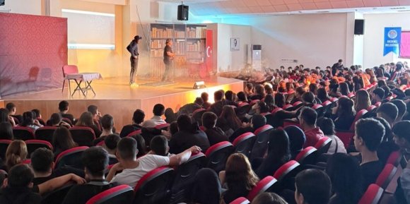 MERSİN’DE ’MADDE BAĞIMLILIĞI’ KONULU TİYATRO BÜYÜK İLGİ GÖRDÜ