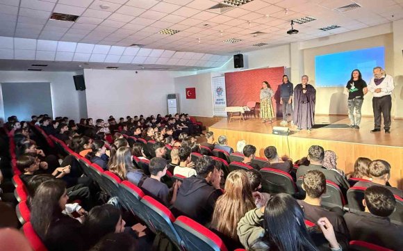 MERSİN’DE ’MADDE BAĞIMLILIĞI’ KONULU TİYATRO BÜYÜK İLGİ GÖRDÜ