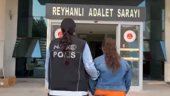 REYHANLI’DA 22 YIL HAPİS CEZASI İLE ARANAN UYUŞTURUCU SATICISI KADIN YAKALANDI