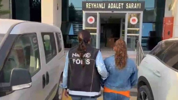 REYHANLI’DA 22 YIL HAPİS CEZASI İLE ARANAN UYUŞTURUCU SATICISI KADIN YAKALANDI
