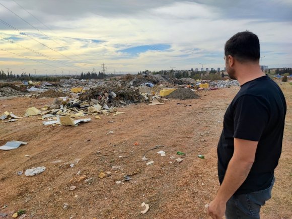 BOŞ ARAZİ ÇÖPLÜĞE ÇEVRİLDİ: ATIK YAKILARAK HEM ÇEVRE HEM HAVA KİRLENİYOR